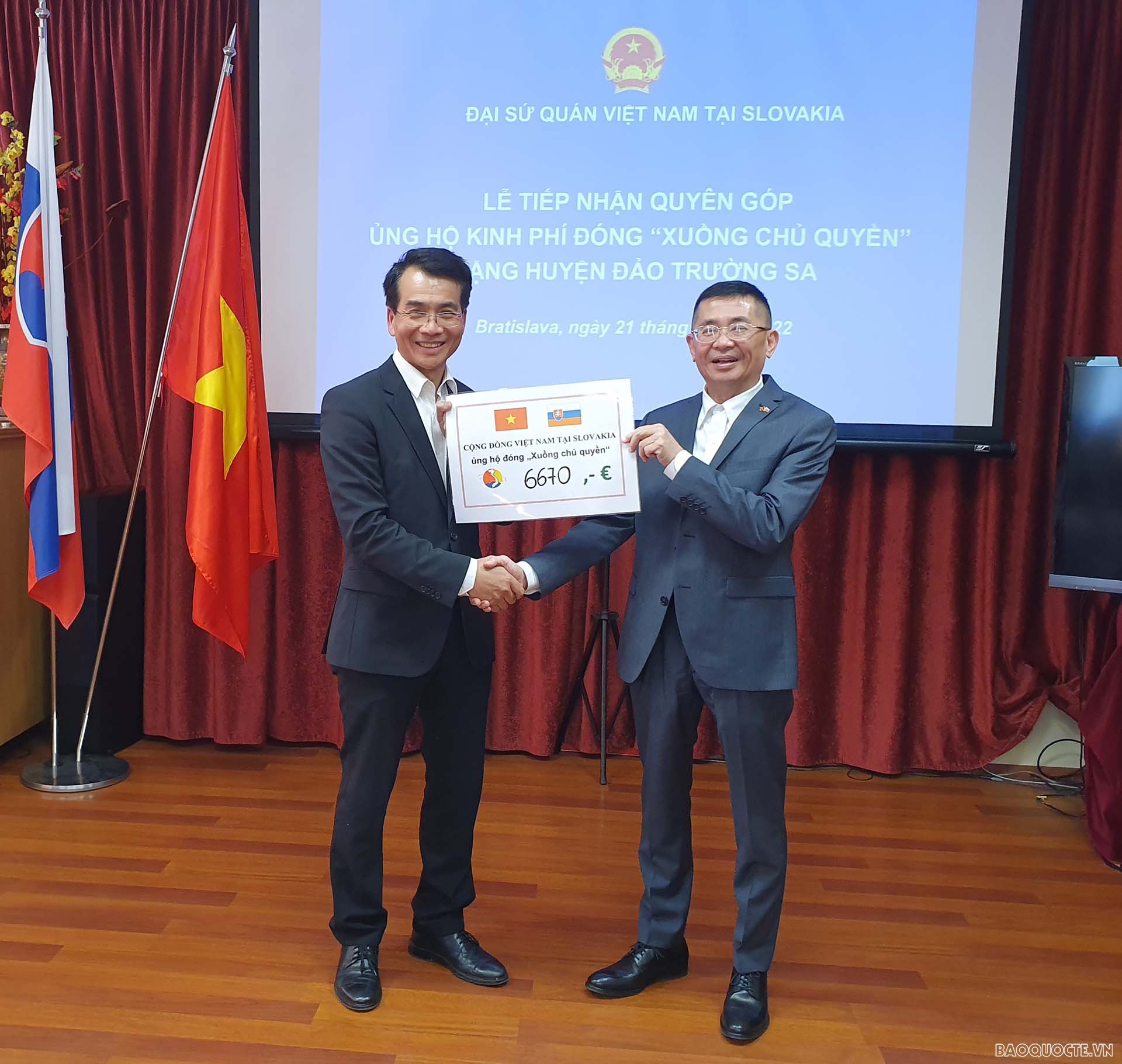 Vietnamese people in Slovakia support Truong Sa Island district and DK1 frame house